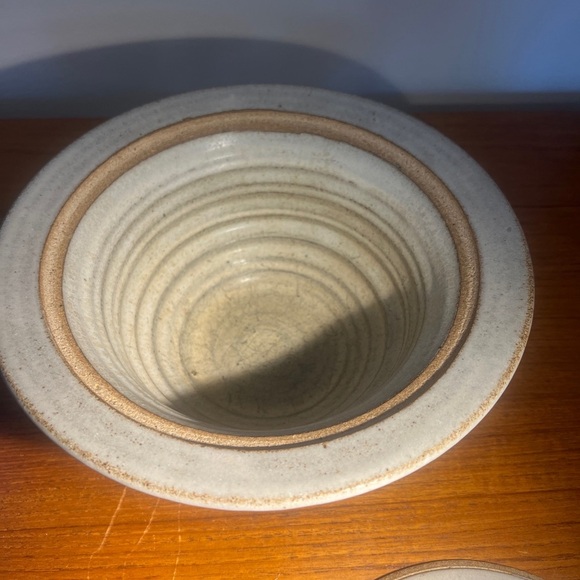 Handcrafted art pottery bowl with lid white glaze marked - Picture 4 of 12